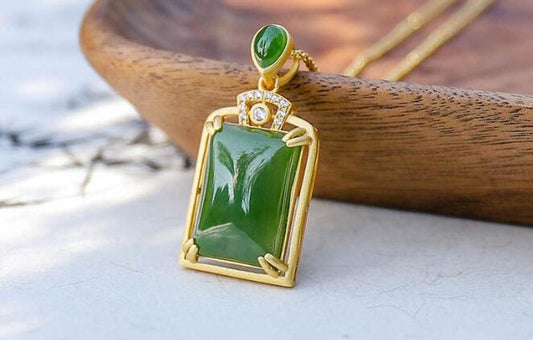 Romantic Gold Necklace for Special Moments