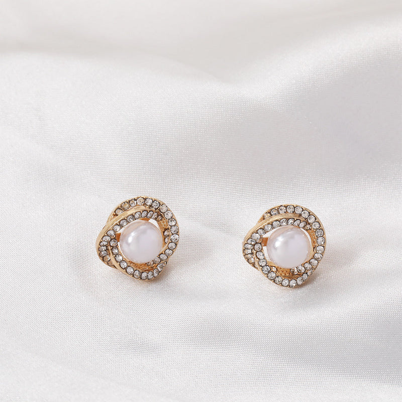 Classic Pearl Earring with Timeless Appeal