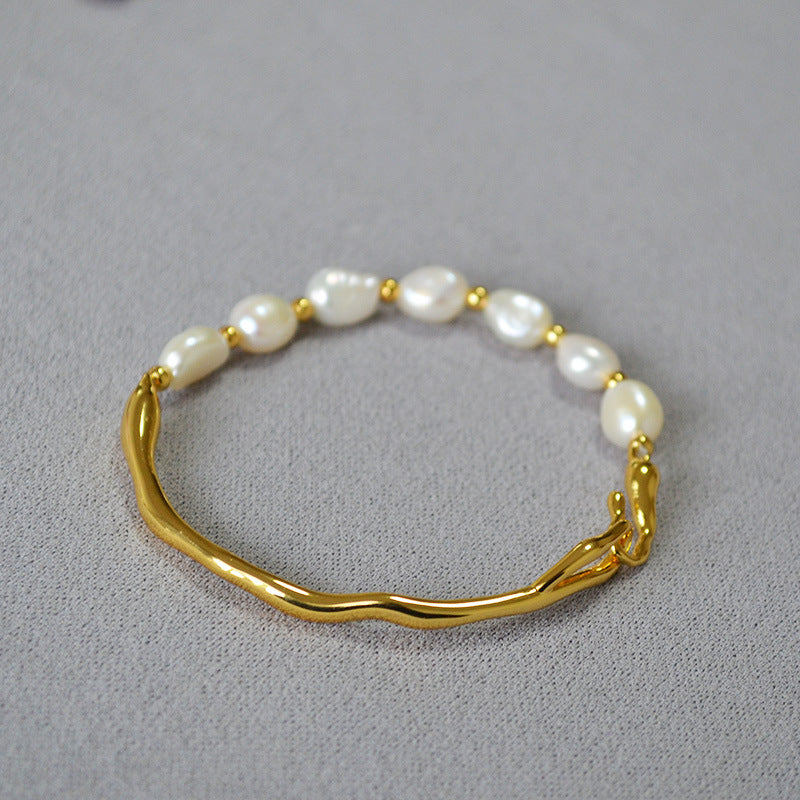 Romantic Gold Bracelet for Special Moments
