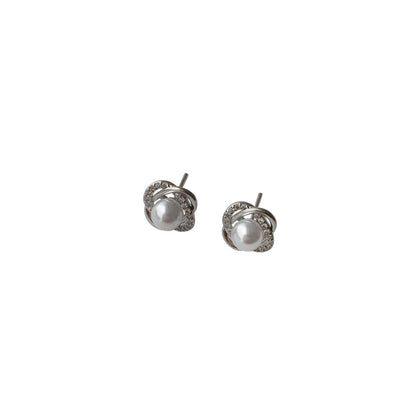 Classic Pearl Earring with Timeless Appeal
