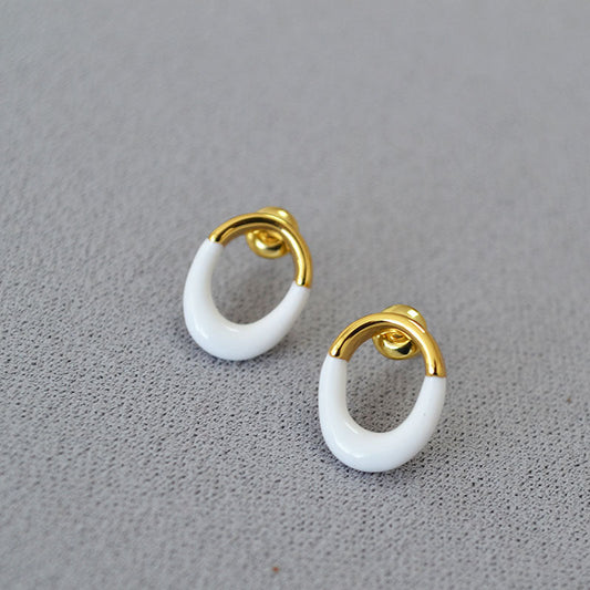 Classic Gold Earring with Timeless Appeal
