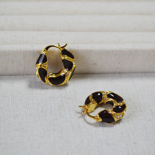 Classic Gold Earring with Timeless Appeal