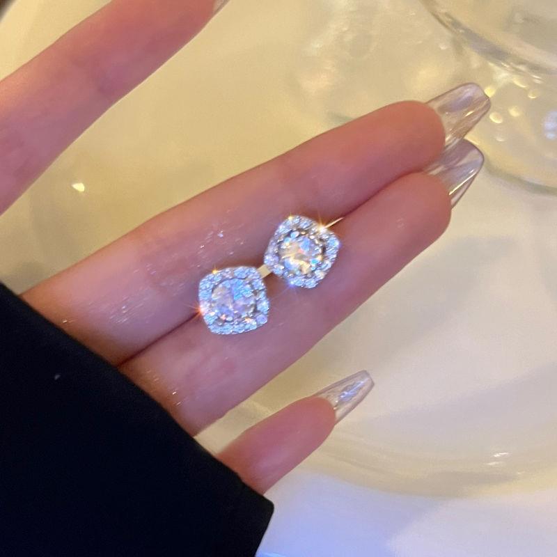 Beautiful Pearl Earring with Unique Style