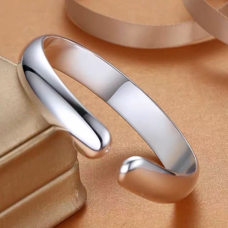 Classic Silver Bracelet with Timeless Appeal