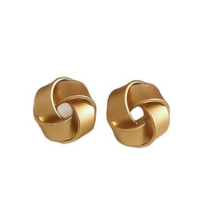 Romantic Gold Earring for Special Moments