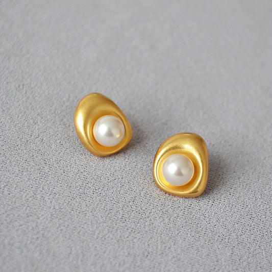 Classic Gold Earring with Timeless Appeal