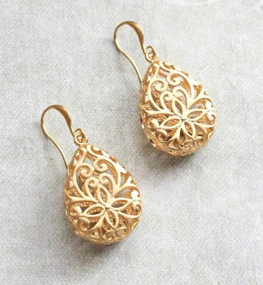 Romantic Gold Earring for Special Moments