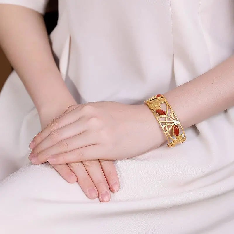 Classic Gold Bracelet with Timeless Appeal