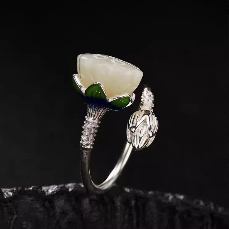 Classic Silver Ring with Timeless Appeal