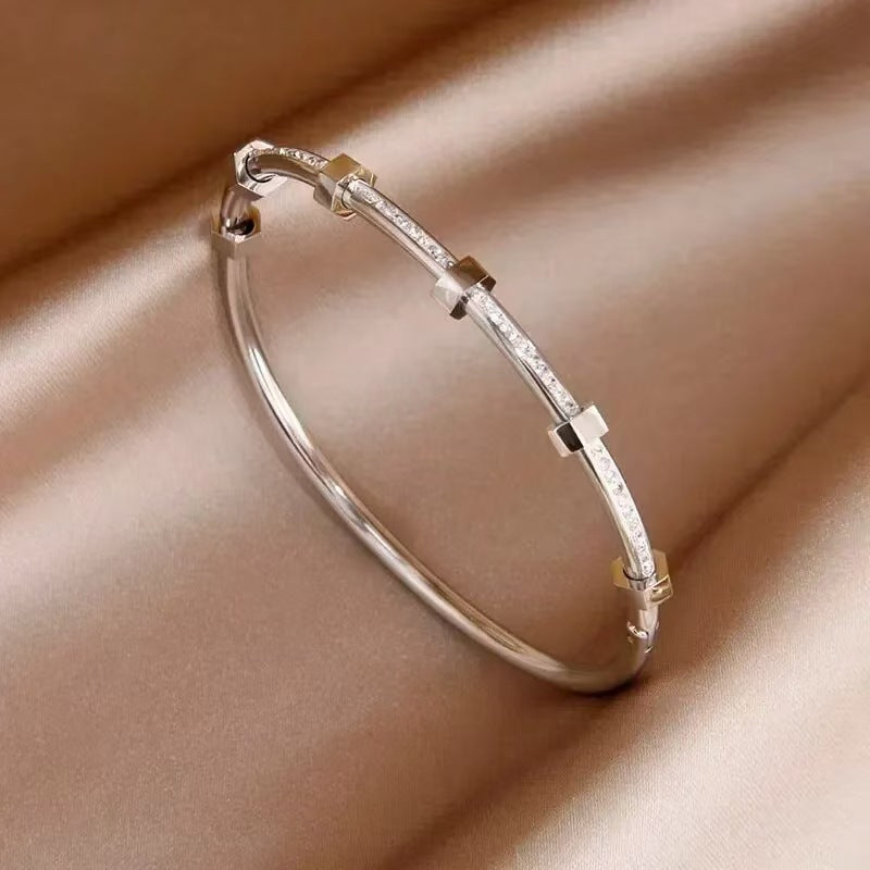 Charming Gold Bracelet for Any Occasion