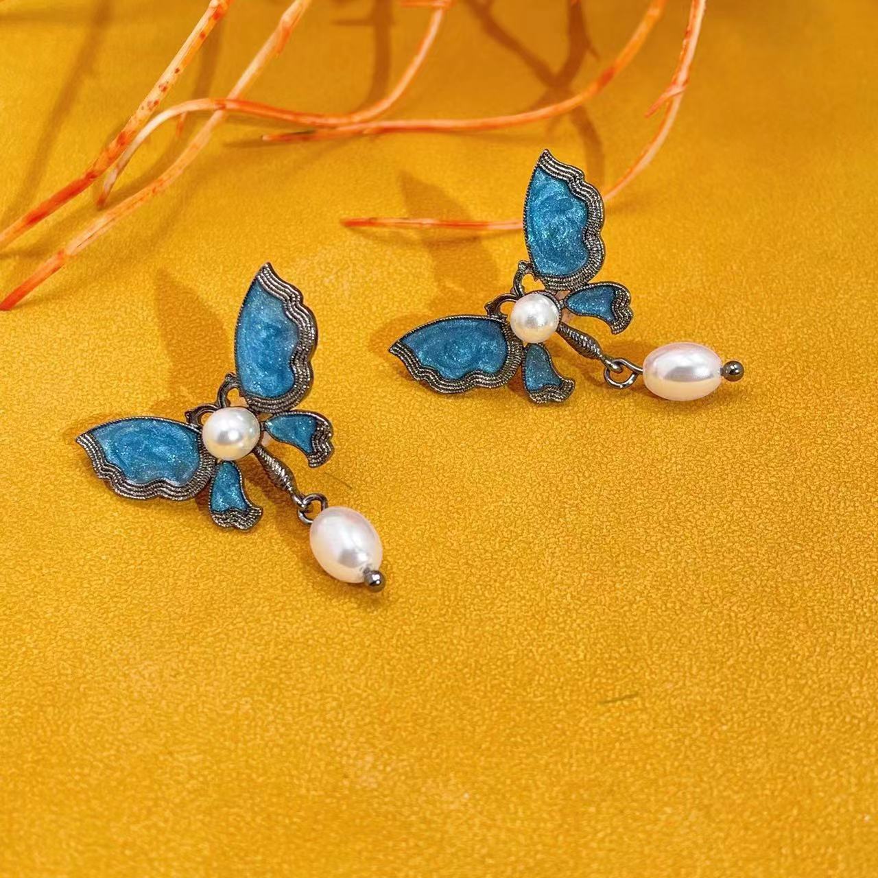 Beautiful Gold Earring with Unique Style
