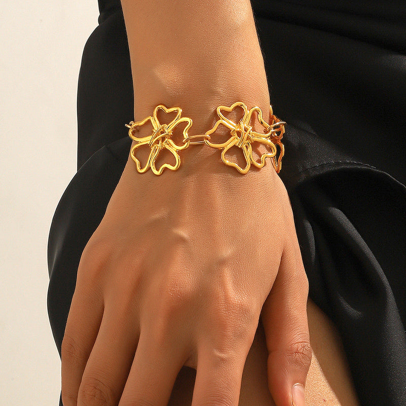 Classic Gold Bracelet with Timeless Appeal