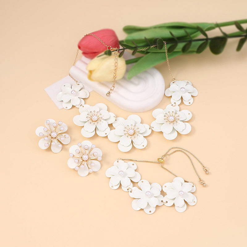 Beautiful Pearl Necklace with Unique Style