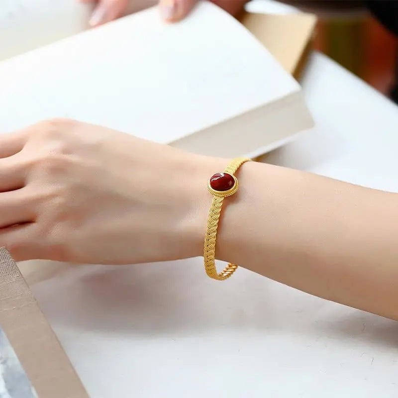 Charming Gold Bracelet for Any Occasion