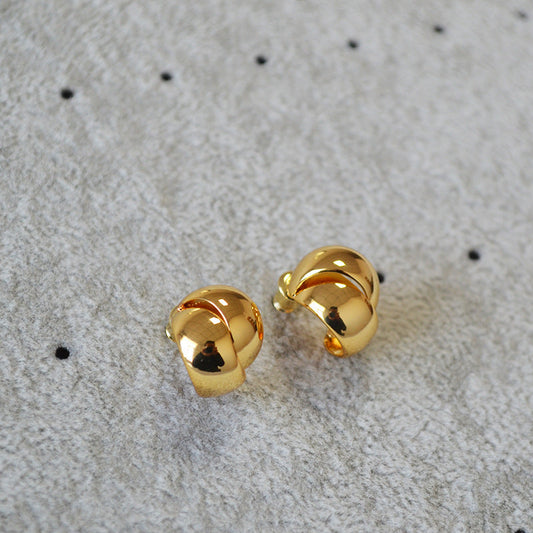 Classic Gold Earring with Timeless Appeal