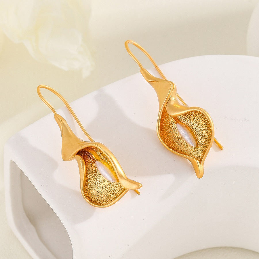 Classic Pearl Earring with Timeless Appeal