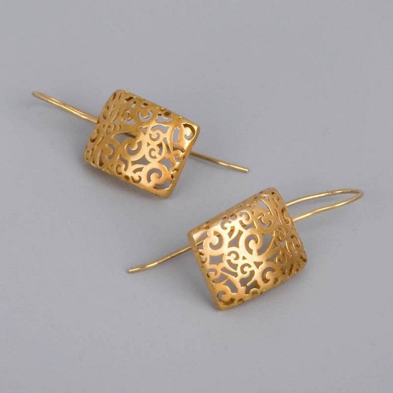Classic Gold Earring with Timeless Appeal