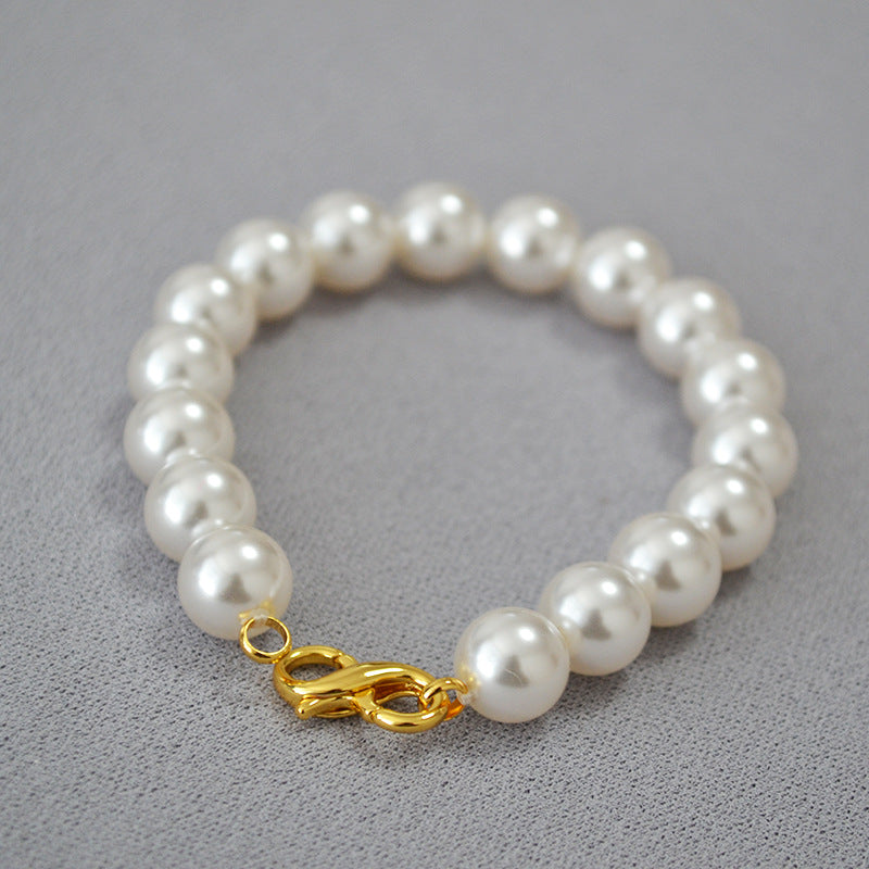 Classic Pearl Necklace with Timeless Appeal
