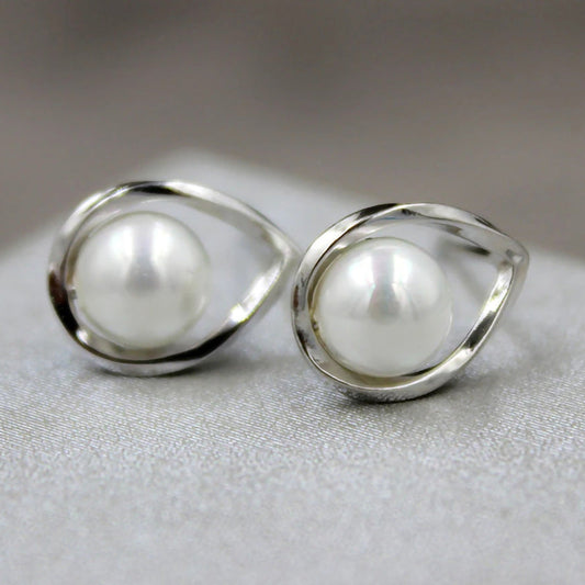 Charming Pearl Earring for Any Occasion