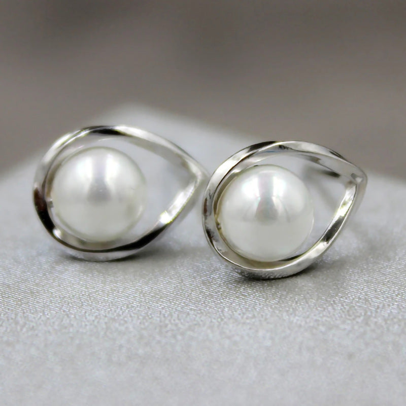Charming Pearl Earring for Any Occasion