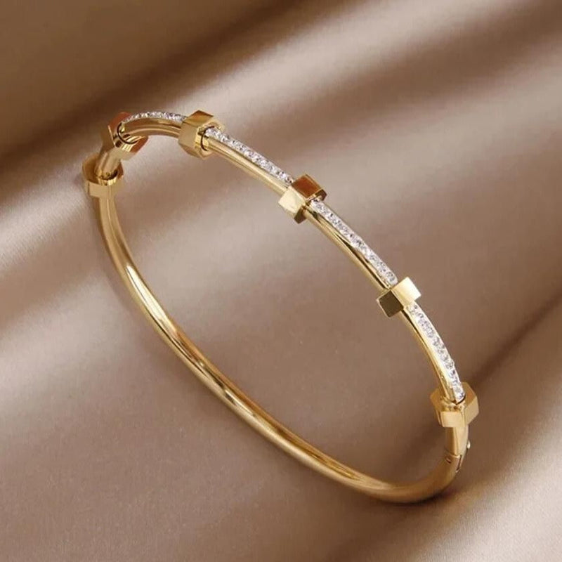 Charming Gold Bracelet for Any Occasion