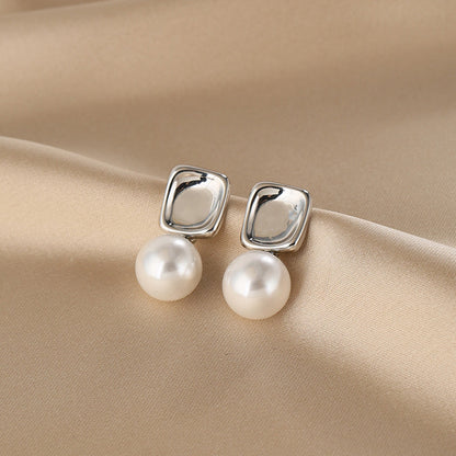 Charming Pearl Earring for Any Occasion