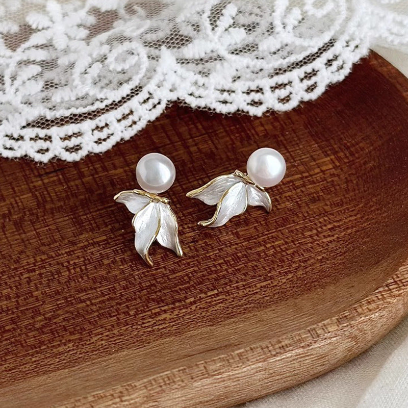 Beautiful Pearl Earring with Unique Style