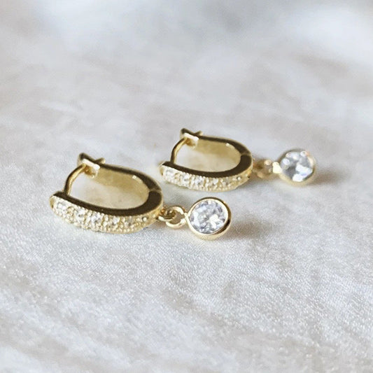 Charming Gold Earring for Any Occasion