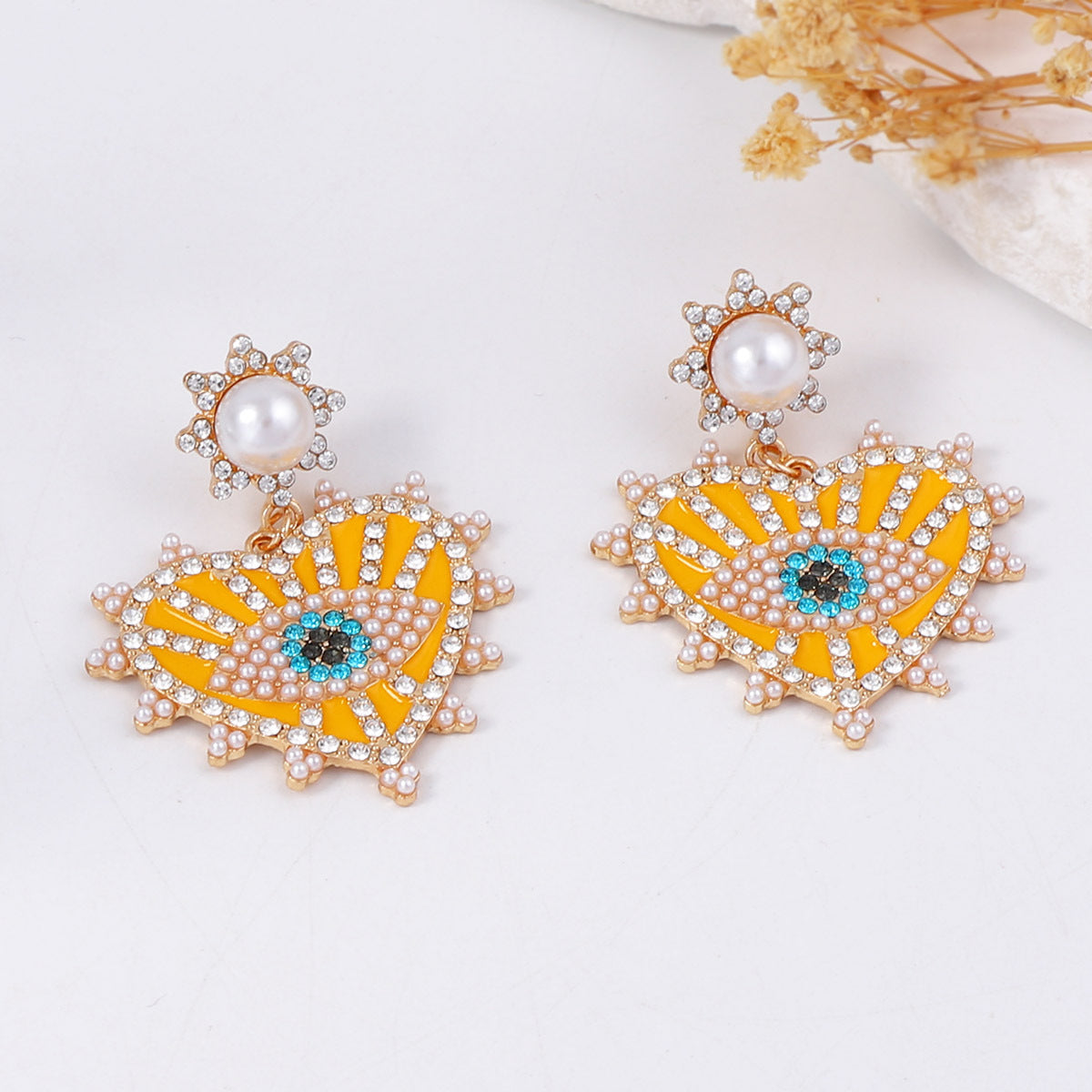 Classic Pearl Piece with Timeless Appeal