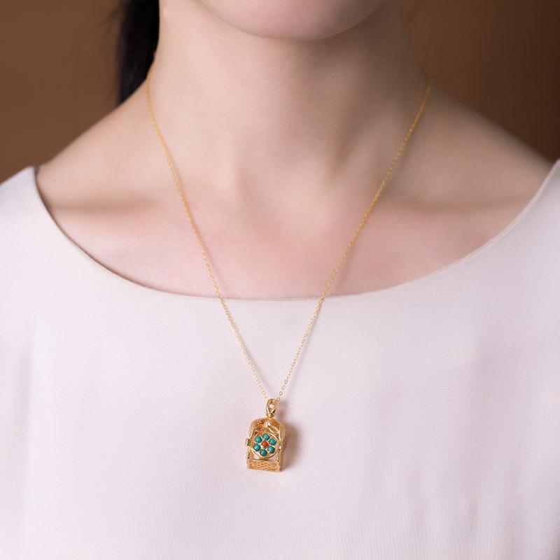 Beautiful Gold Necklace with Unique Style