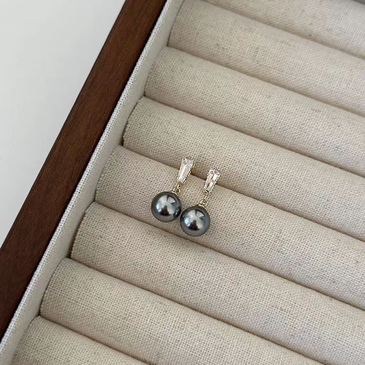 Classic Pearl Earring with Timeless Appeal