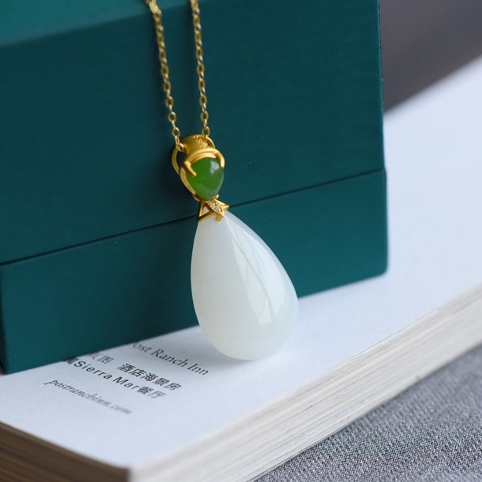 Beautiful Silver Necklace with Unique Style