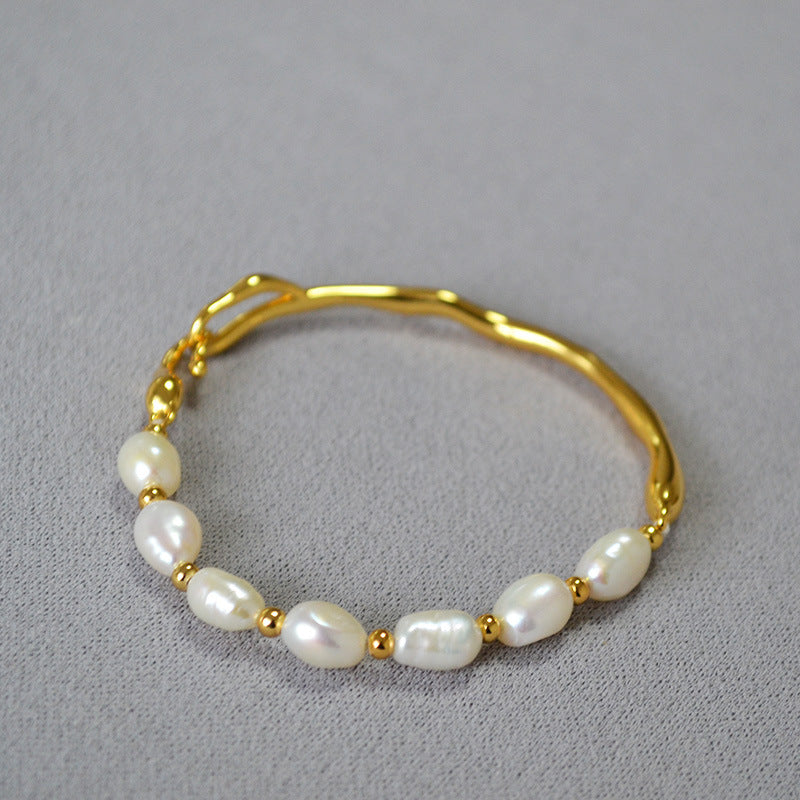 Romantic Gold Bracelet for Special Moments