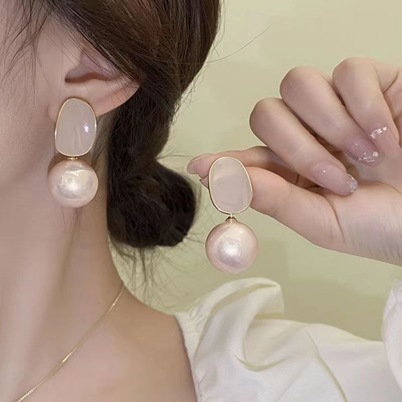 Romantic Pearl Earring for Special Moments