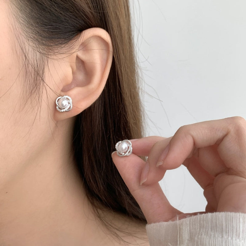 Classic Pearl Earring with Timeless Appeal