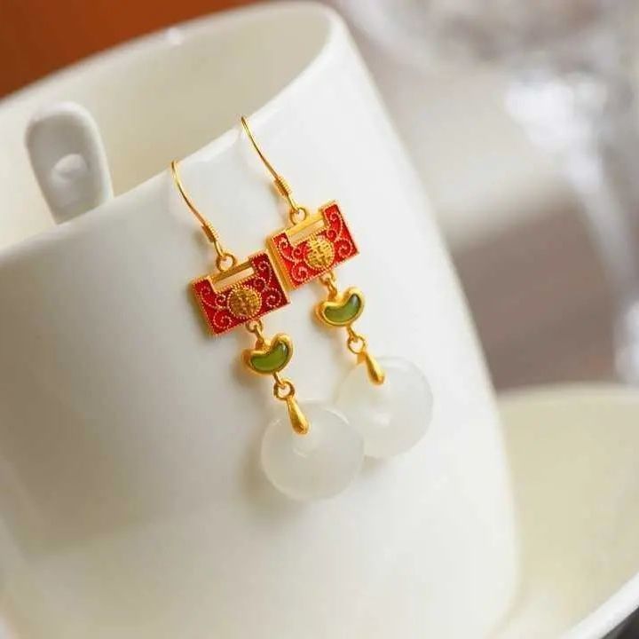 Charming Gold Earring for Any Occasion
