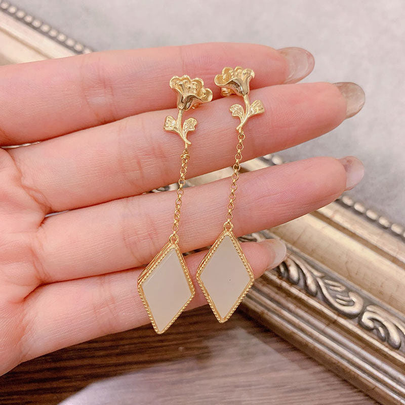 Charming Gold Earring for Any Occasion