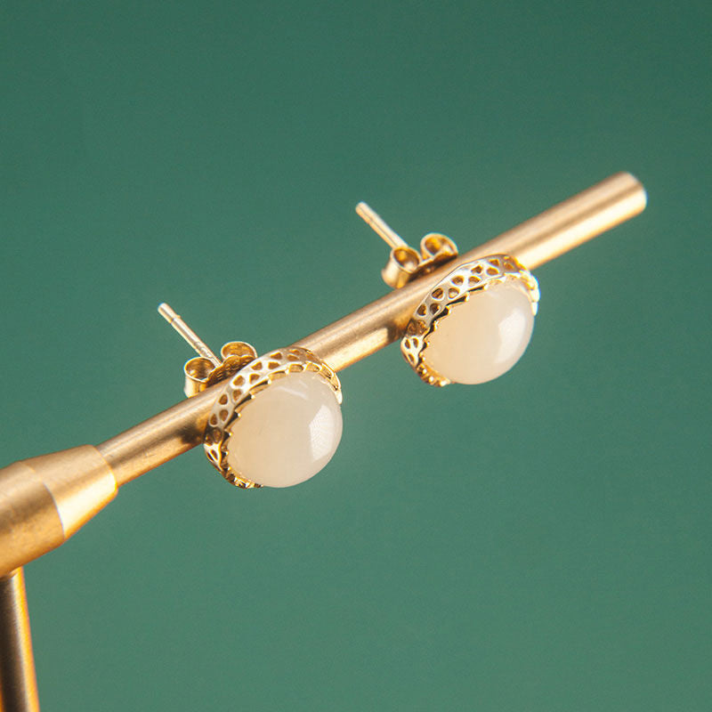 Classic Gold Earring with Timeless Appeal