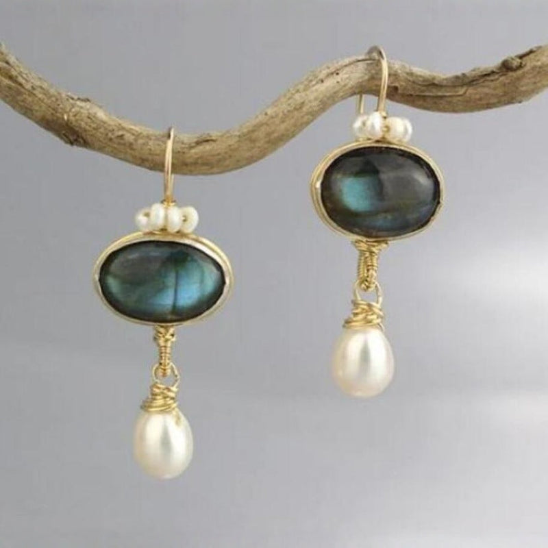 Charming Gold Earring for Any Occasion