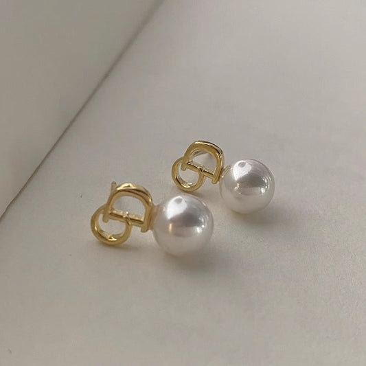 Classic Pearl Earring with Timeless Appeal