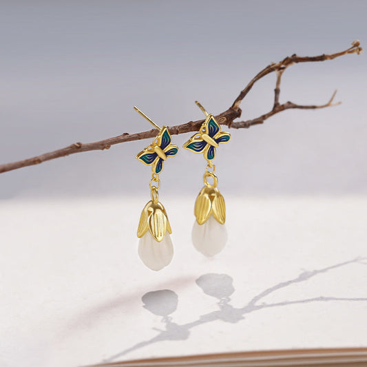 Charming Silver Earring for Any Occasion