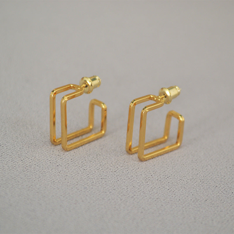 Classic Gold Earring with Timeless Appeal