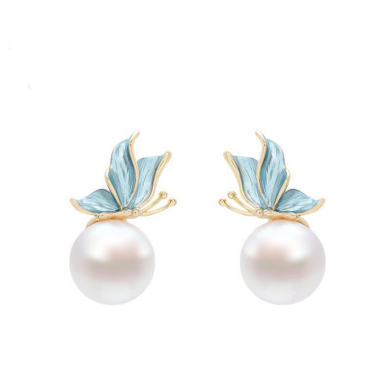 Classic Pearl Earring with Timeless Appeal