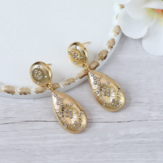 Classic Gold Earring with Timeless Appeal