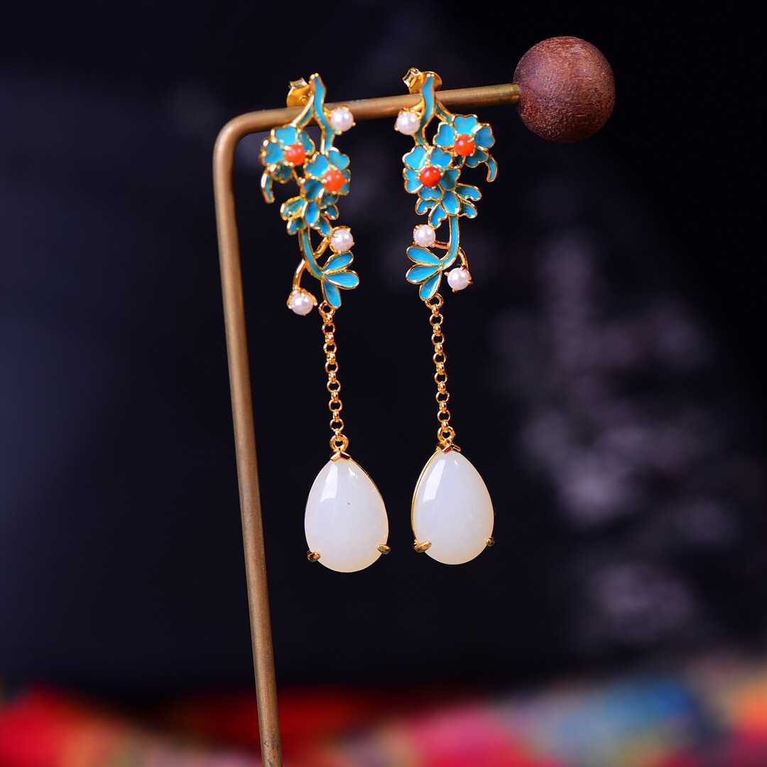 Romantic Silver Earring for Special Moments