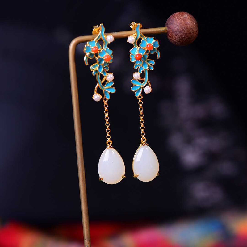 Romantic Silver Earring for Special Moments