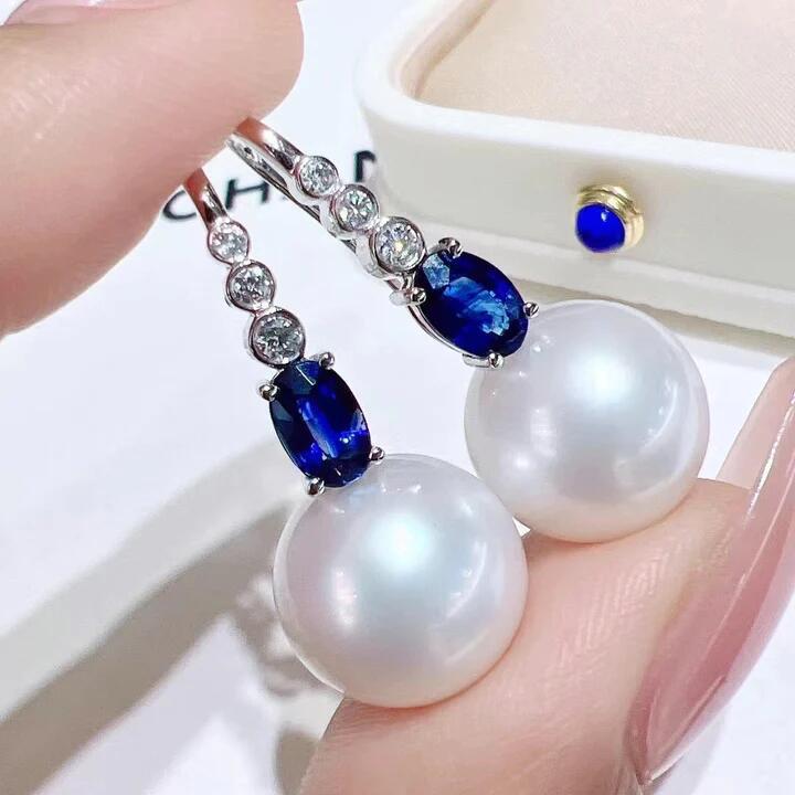 Beautiful Pearl Earring with Unique Style