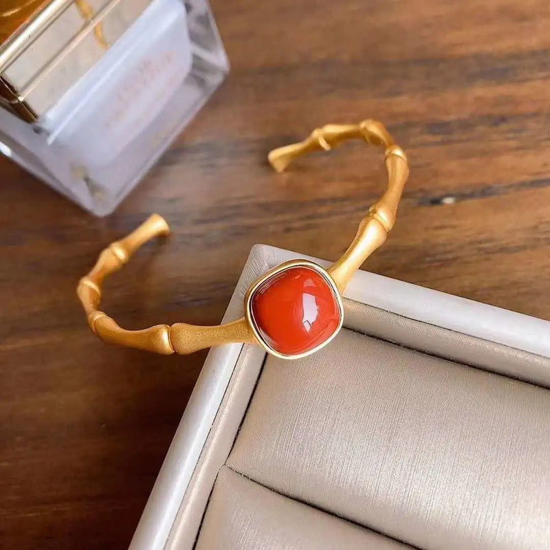 Romantic Gold Bracelet for Special Moments