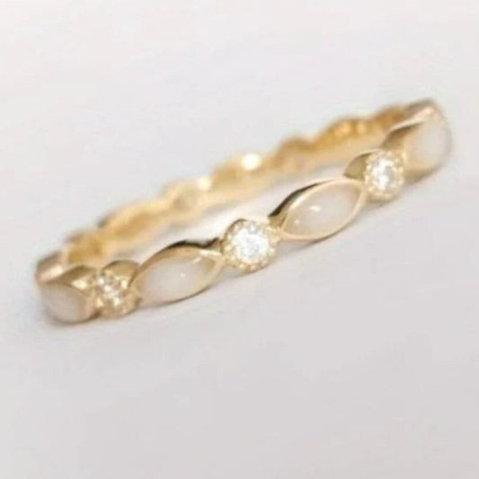 Classic Gold Ring with Timeless Appeal