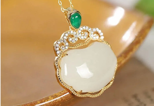 Classic Silver Necklace with Timeless Appeal